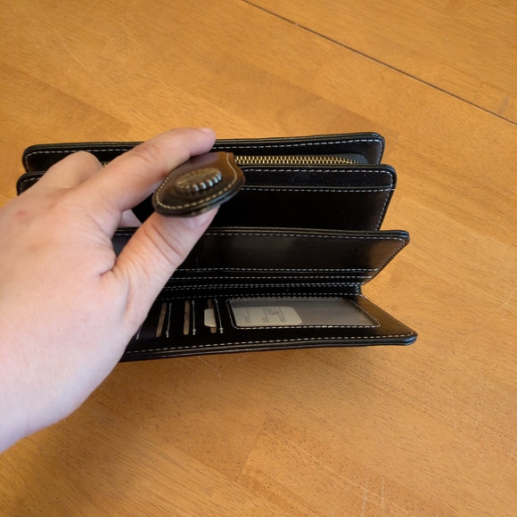 Elegant Black Leather Clutch with Wrist Strap - Picture 5 of 9